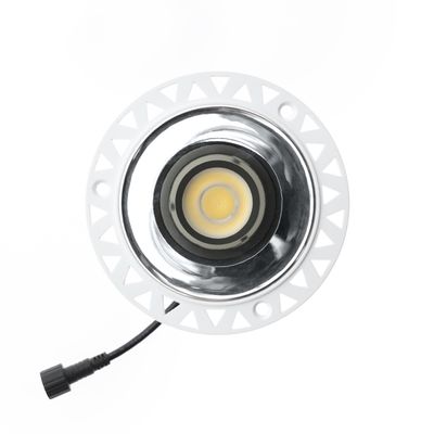 Runde LED-Einbauleuchte mit weißem Zierstreifen, dreieckigem Muster und schwarzem Netzkabel. Ideal für energieeffiziente, moderne Beleuchtungslösungen.