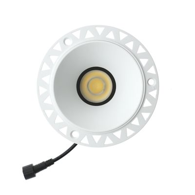 Weißes LED-Einbaudownlight mit schwarzem Rand und gelber Mitte mit sichtbarem Anschlusskabelende für eine einfache Installation.