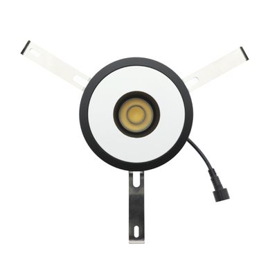 Runde LED-Deckeneinbauleuchte, schwarzer Bezug, weißes Zentrum, Metallarme, Netzkabel mit Stecker; perfekt für moderne Beleuchtungslösungen.