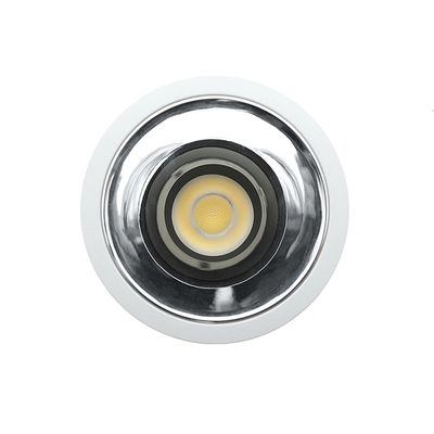 Nahaufnahme einer runden, flächenbündigen LED-Deckenleuchte in Chromoptik, die das helle Licht und das moderne Design hervorhebt. Perfekt für energieeffiziente Beleuchtungslösungen.