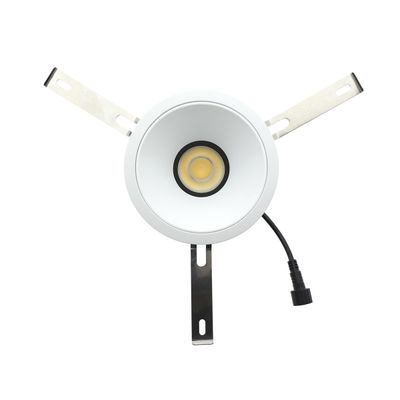 Kreisförmiges LED-Downlight mit Metallhalterungen und schwarzem Kabel auf weißem Hintergrund. Ideal für moderne Beleuchtungslösungen.