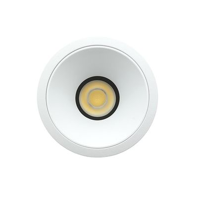 Nahaufnahme einer LED-Deckeneinbauleuchte, kreisförmiges Design, leuchtende Birne; eine energieeffiziente Beleuchtungslösung für moderne Innenräume.