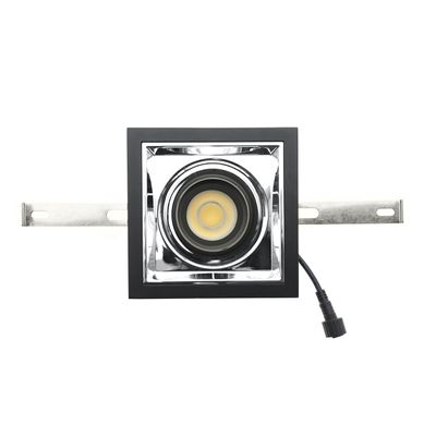 Rechteckige LED-Deckeneinbauleuchte, schwarzes Gehäuse, silberner Reflektor, seitliche Halterungen, schwarzer Stromkabelanschluss. Perfekt für moderne Innenräume.