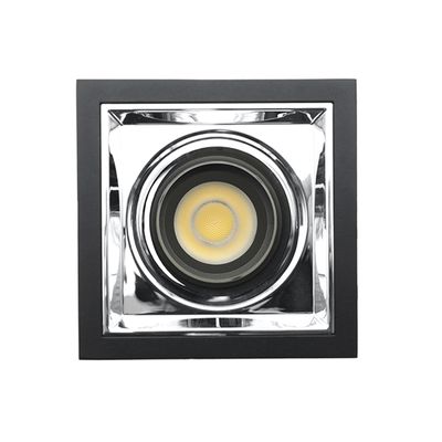 Quadratische Deckeneinbauleuchte, schwarzer Rahmen, metallisch reflektierende Innenseite, ideal für moderne Räume. Energieeffiziente LED-Beleuchtungslösung.