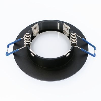 Schwarzer, flächenbündiger LED-Downlight-Rahmen mit Metallfederklemmen und blauen Stielenden, Oberseite.