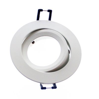 Weißes LED-Einbaudownlight, runde Deckenleuchte mit blauer Federbefestigung, isolierter Hintergrund.