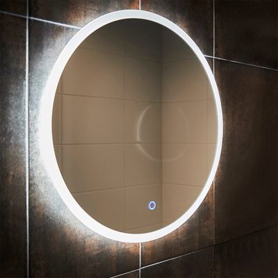 Runder LED-Spiegel an einer gefliesten Wand, der den leeren Raum reflektiert. Ein sichtbarer blauer Knopf auf der Oberfläche des Spiegels unterstreicht die Attraktivität der modernen Lichtbewegung.