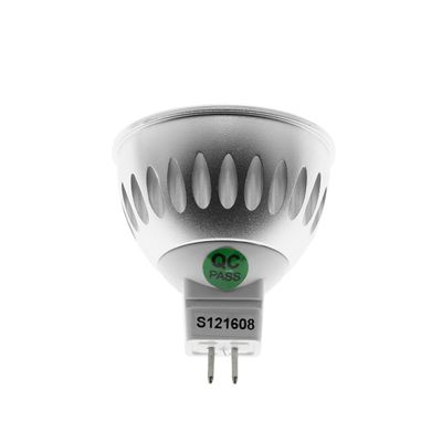 Nahaufnahme einer silberfarbenen LED-Lampe mit Spikes, QC-Pass-Etikett und Code S121608, die energieeffiziente Beleuchtungslösungen verbessert.