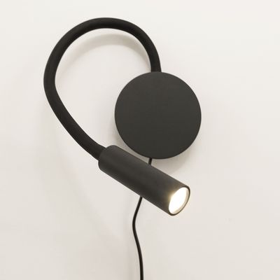 Moderne schwarze LED-Wandleuchte mit rundem Sockel, flexiblem Schaft und heller Beleuchtung auf weißem Hintergrund. Perfekt für zeitgenössische Innenräume.