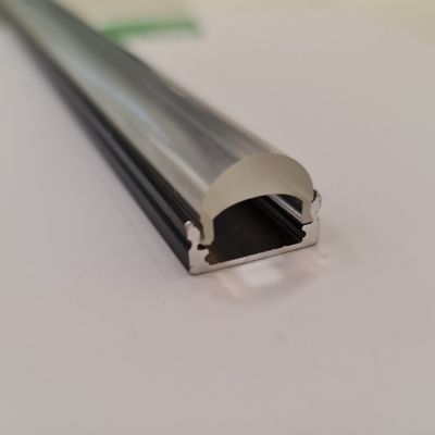 Nahaufnahme eines LED-Profils aus Aluminium mit einem abgerundeten Diffusor auf weißem Hintergrund, elegantes Design und moderne Beleuchtungslösung.
