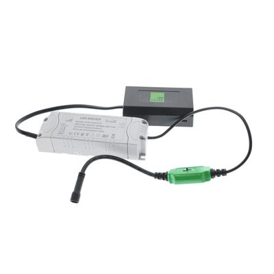 LED-Controller mit Anschlüssen, Kabeln und Schaltkasten. Enthält Eingangs-/Ausgangsanschlüsse für den Anschluss von LED-Leuchten. Unverzichtbar für eine effiziente LED-Beleuchtungsinstallation.