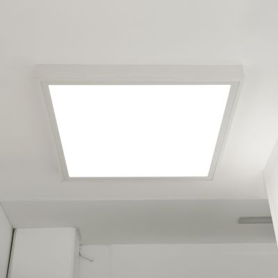 Quadratische LED-Deckenleuchte, die ein helles weißes Licht ausstrahlt. Sie ist auf ein schlichtes, minimalistisches Deckendesign mit scharfen Kanten und Ecken abgestimmt.