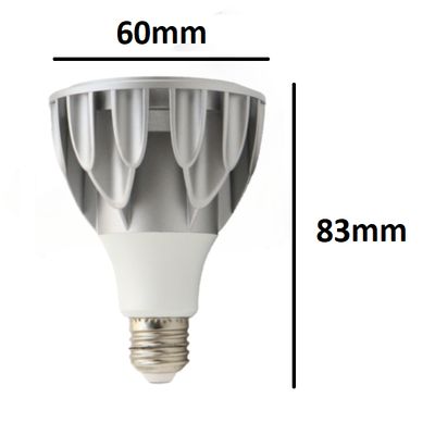 Energieeffiziente LED-Lampe, Durchmesser 60 mm, Höhe 83 mm, silberfarbener Kühlkörper und weißer Sockel für optimale Wärmeableitung.