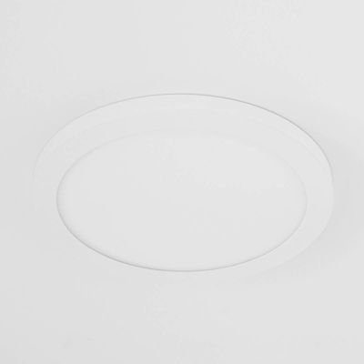 Moderne runde LED-Deckenleuchte, minimalistisches weißes Design, montiert an einer weißen Decke für effiziente und stilvolle Beleuchtung.