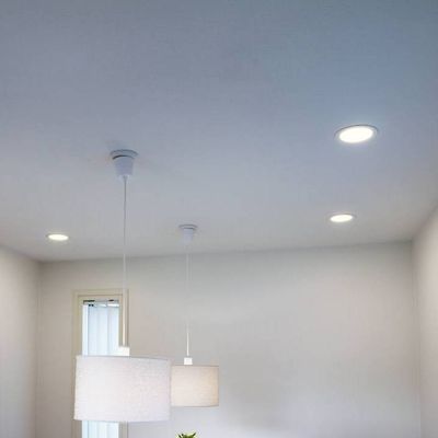 Mehrere runde LED-Paneele an der Decke beleuchtet
