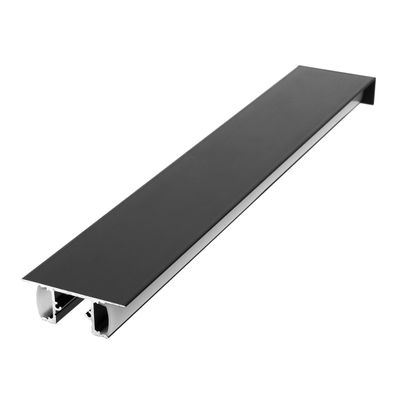 Schwarze rechteckige LED-Leuchte mit Aluminiumgehäuse, modernes Design; perfekt für zeitgenössische Innenräume. Energieeffiziente Beleuchtungslösung.