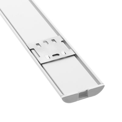 Nahaufnahme einer weißen linearen LED-Leuchte mit Diffusor und Mittelständer, die modernes Design und Energieeffizienz bietet.