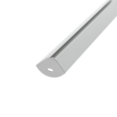 Nahaufnahme eines stilvollen silberfarbenen linearen LED-Leuchtbandes mit einer kreisförmigen Gravur an einem Ende vor einem weißen Hintergrund für moderne Beleuchtungslösungen.