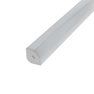Nahaufnahme eines grauen, halbrunden Wandpuffers mit abgerundeten Kanten, perfekt für modernes LED-Beleuchtungsdesign.