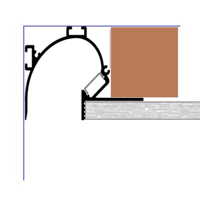 Querschnitt: Ein gebogener schwarzer Metallbügel trägt ein braunes Rechteck auf einer strukturierten Oberfläche, ideal für die Montage von LED-Beleuchtung.