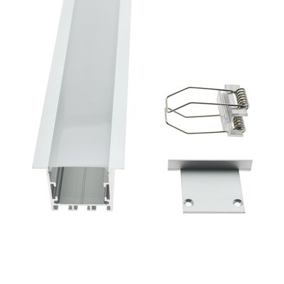 LED-Kanalsatz aus Aluminium mit mattierter Abdeckung, Befestigungsklammern und Endabdeckung in Weiß - ideal für stilvolle, professionelle LED-Beleuchtungsinstallationen.
