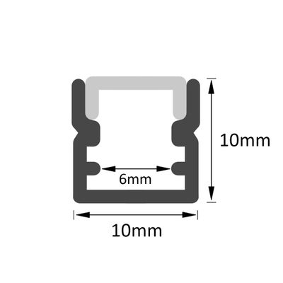 Schema eines Querschnitts einer quadratischen Gummirinne: Außenmaße 10 mm x 10 mm, Innenbreite 6 mm. Ideal für die Montage und den Schutz von LED-Leuchten.
