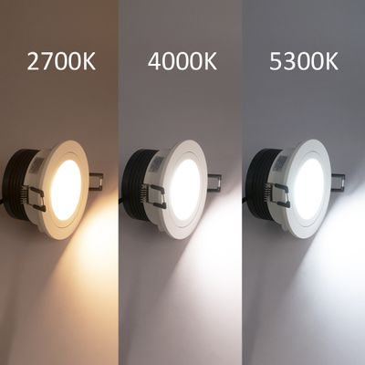 Drei Downlights nebeneinander mit 2700K warmem, 4000K neutralem und 5300K kaltweißem Licht.