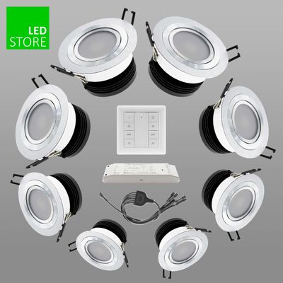 Alternativer Text: 'Acht runde LED-Downlights, Wandbedienfeld, Stromversorgung auf grauem Hintergrund; LED Store-Logo in der oberen linken Ecke.