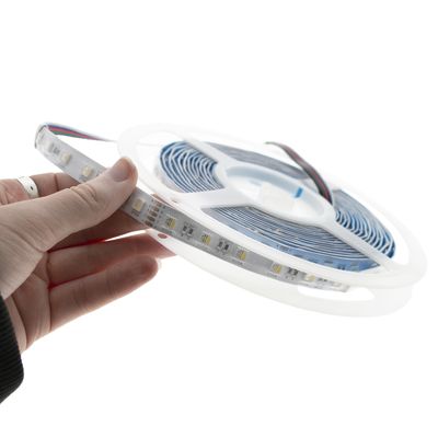 Handgehaltene LED-Leuchtbänder mit sichtbaren Glühbirnen auf weißem Hintergrund bieten energieeffiziente Beleuchtungsmöglichkeiten für den privaten und gewerblichen Gebrauch.