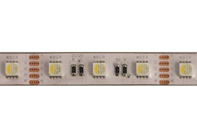 Nahaufnahme eines LED-Beleuchtungsstreifens mit einzelnen LEDs, Widerständen und DC12V-Anschlüssen, die mit WBGR gekennzeichnet sind, um die Beleuchtung zu verdeutlichen.