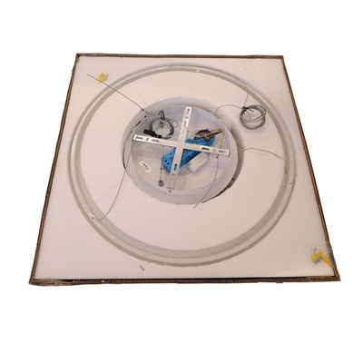 Deckenleuchtenkomponenten und Kabel in einer Box, die eine LED-Beleuchtungslösung für moderne Innenräume darstellt.