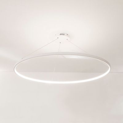 Moderne runde LED-Deckenleuchte, minimalistisches Design, an Kabeln aufgehängt, helle weiße Beleuchtung an einer weißen Decke.