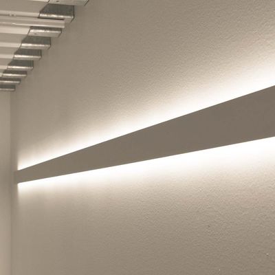 Zweifach beleuchtetes Profil an der Wand.