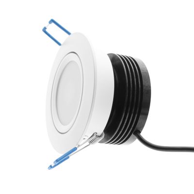 Weißes, rundes LED-Downlight mit schwarzem Kühlkörper, blauen Seitenhaltern und schwarzem Netzkabel; schräge Ansicht. Ideal für moderne energieeffiziente Beleuchtungslösungen.
