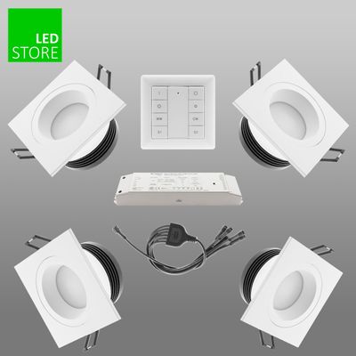 LED-Downlight-Set: vier quadratische Leuchten, Fernbedienung, Netzteil. Grüner "LED Store"-Aufkleber in der oberen linken Ecke für umweltfreundliche Beleuchtung.