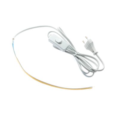 Weißes LED-Lichtband mit steckbarem Kabel und Schalter, ideal für energieeffiziente Beleuchtungslösungen vor weißem Hintergrund.