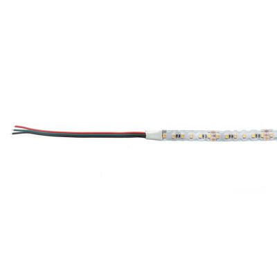 LED-Leuchtband mit schwarzen, roten und grünen Drähten auf weißem Hintergrund - perfekt für individuelle Beleuchtungsprojekte.