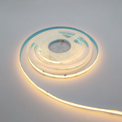 Warmweißes LED-Lichtband, das auf eine flache Oberfläche gedreht wird, energieeffiziente Beleuchtung für Heimdekoration und Ambiente.