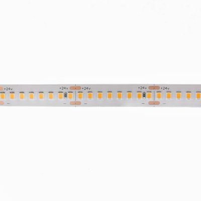 Nahaufnahme eines weißen LED-Lichtbandes mit rechteckigen LED-Lampen mit Linien- und Spannungsmarkierungen für eine präzise Installation.