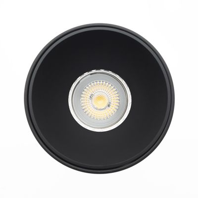 Nahaufnahme einer schwarzen, runden LED-Deckeneinbauleuchte, die eine Innenlampe für moderne Beleuchtungslösungen im Haus zeigt.