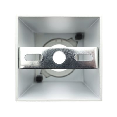 Nahaufnahme eines quadratischen Metallbügels mit Löchern und Rillen innerhalb einer weißen Kastenstruktur für LED-Beleuchtungskomponenten.