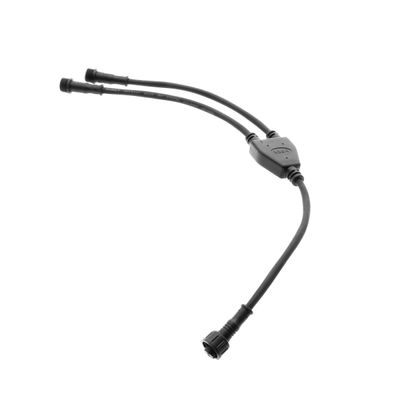 Schwarzer Y-förmiger LED-Kabelsplitter mit drei Anschlüssen auf weißem Hintergrund, ideal für die Erweiterung von LED-Beleuchtungssystemen und für mehr Flexibilität.