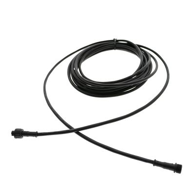Schwarzes verdrilltes Kabel mit Doppelstecker auf weißem Hintergrund für LED-Beleuchtungslösungen.