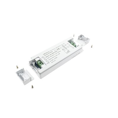 LED-Controller mit grünen Steckern, kleinem Montagematerial und zwei Endkappen. Ideal für effiziente Beleuchtungslösungen und einfache Installation.