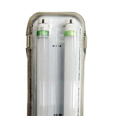 Vertikale Leuchtstoffröhren in einem transparenten Schutzgehäuse stehen vor einem schlichten schwarzen Hintergrund, der das energieeffiziente LED-Licht hervorhebt.