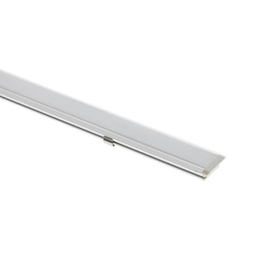 Nahaufnahme einer mit Verbindern montierten LED-Aluminiumprofilschiene, die moderne Beleuchtungslösungen für nahtlose Installationen vor einem weißen Hintergrund zeigt.