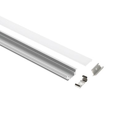Demontierter LED-Kanal aus Aluminium mit Diffusor und Befestigungsklammern auf weißem Sockel. Ideal für stilvolle, effiziente LED-Beleuchtungsinstallationen.