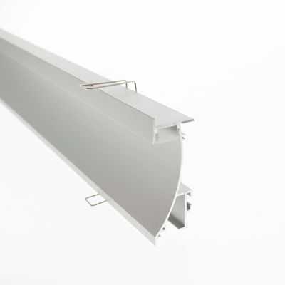 Nahaufnahme eines grauen Metallständers mit Halterungen für LED-Leuchten vor einem weißen Hintergrund, ideal für sichere und effiziente LED-Beleuchtungsinstallationen.