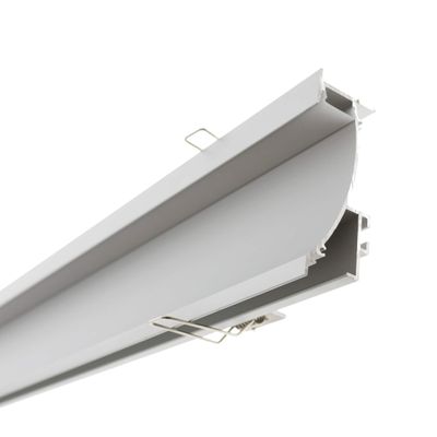 Nahaufnahme einer L-förmigen Metallschiene mit Befestigungsklammern, ideal für LED-Beleuchtung, vor einem schlichten weißen Hintergrund.