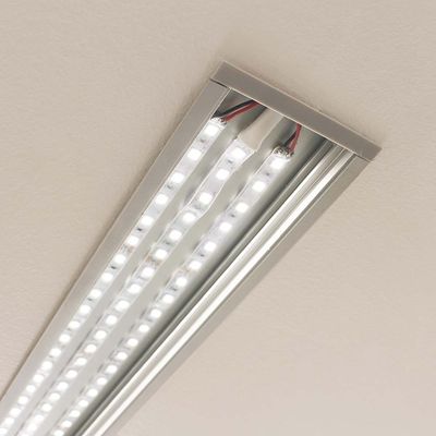 An der Decke montiertes LED-Lichtband mit drei parallelen Reihen hellen weißen Lichts für eine lebendige, energieeffiziente Beleuchtung.